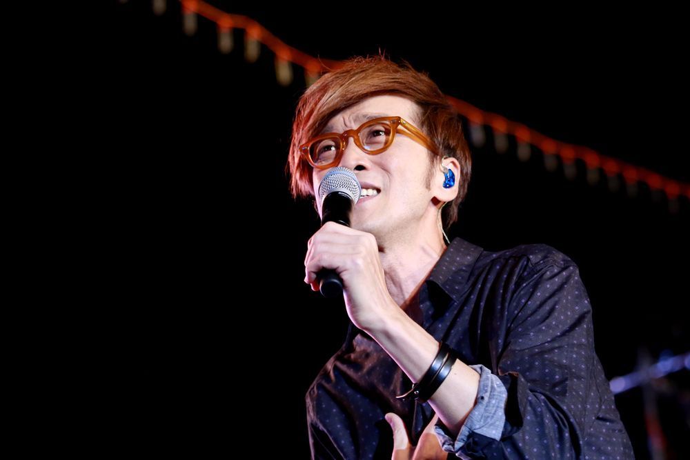 我的青春听着小刚的《黄昏》,踏入歌坛29年,他今天49岁了!