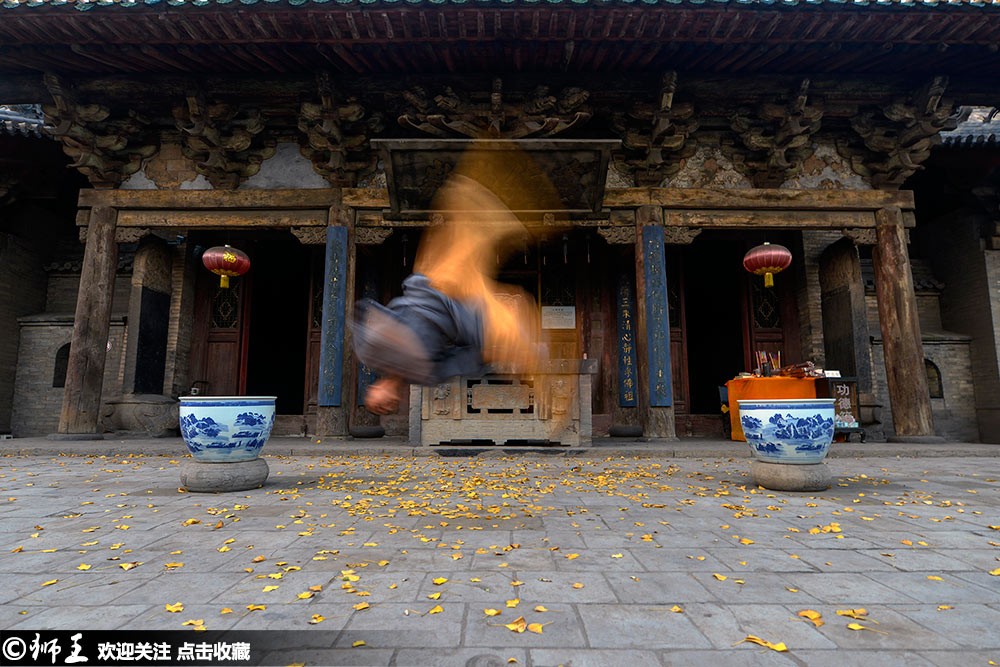 少林武僧寺内房顶飞檐走壁 身轻如燕跃起飞腿身手不凡