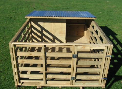 原创建造一个小型猪栏家养几条土猪好吃又好看