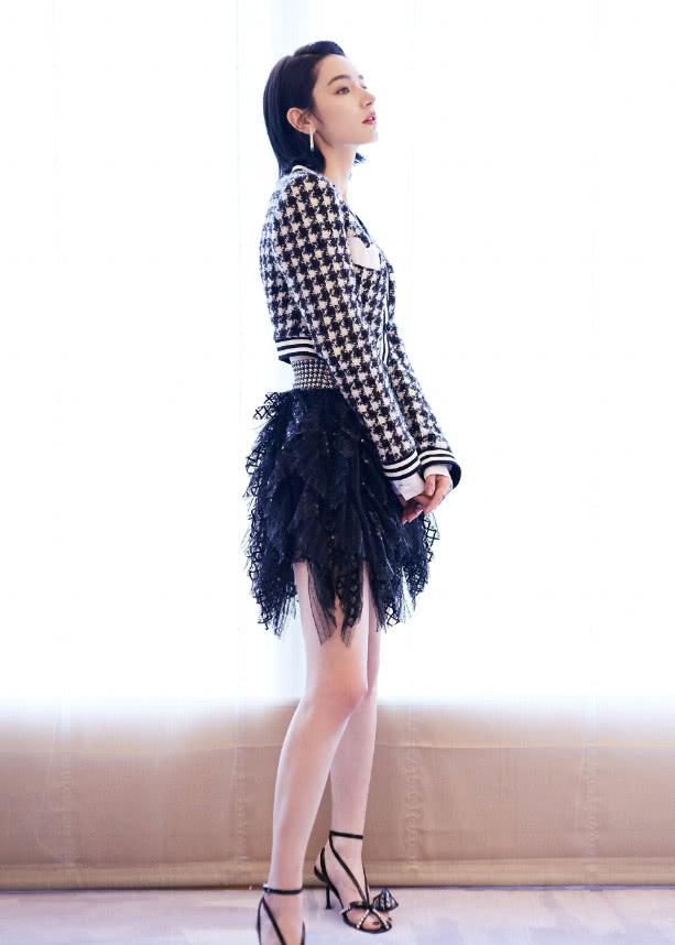 代斯又开始搞事情了,把"钢丝圈"穿在身上,意外觉得时尚