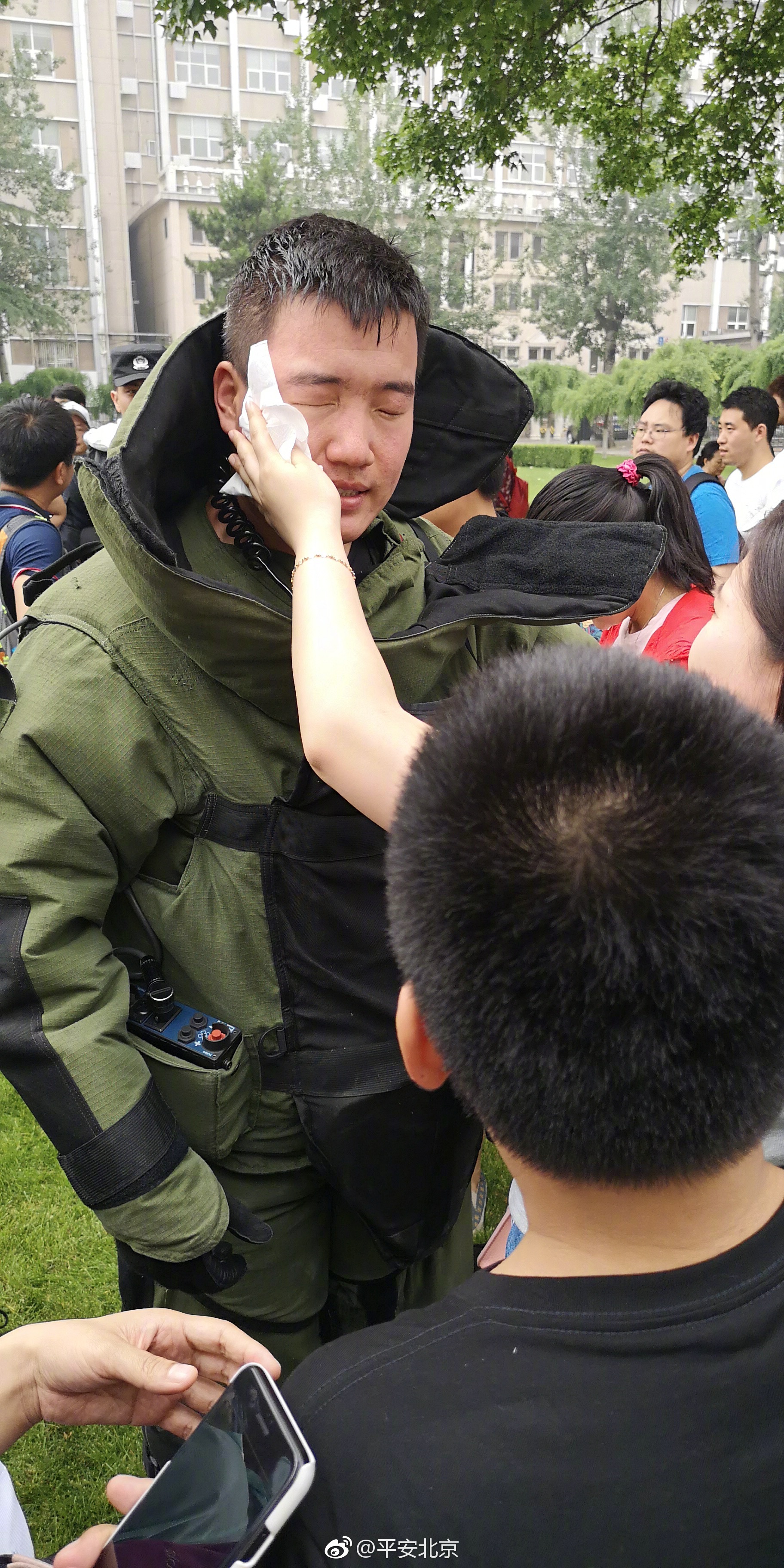 来,我给你擦擦汗