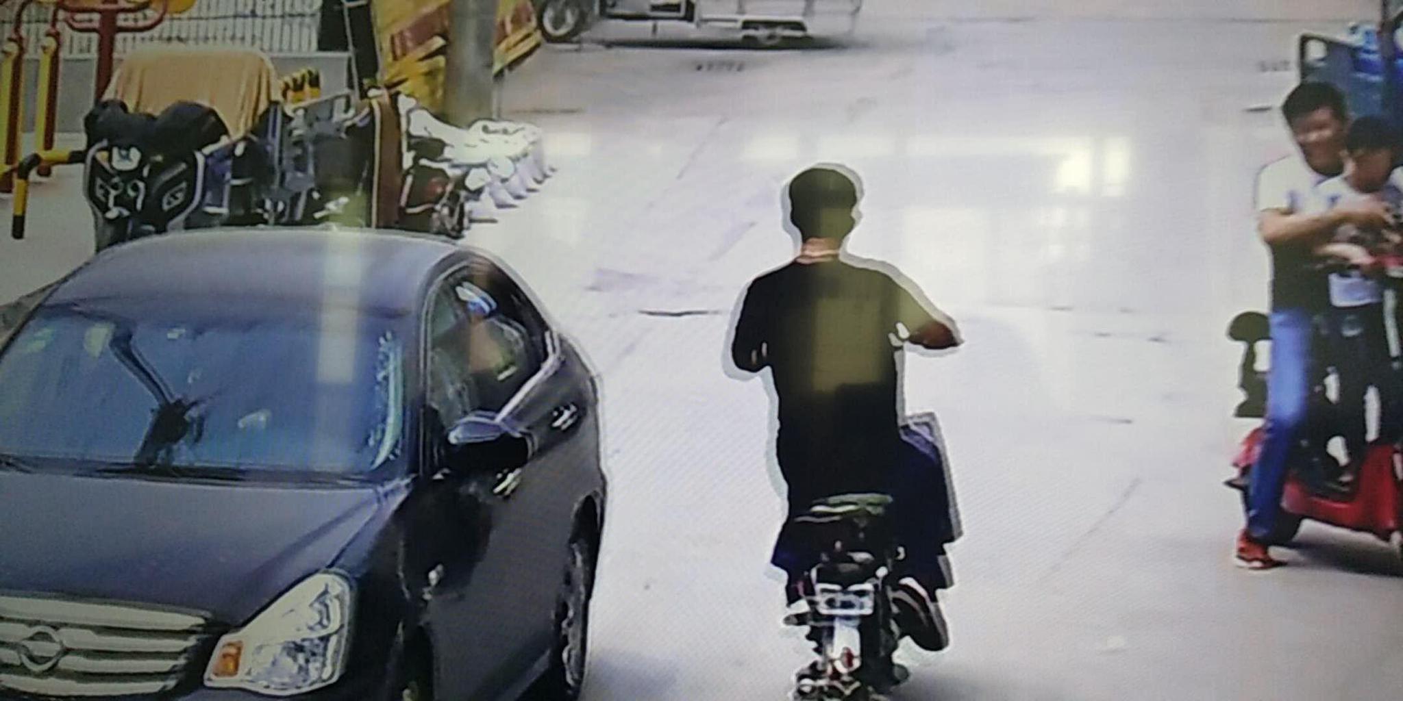 实拍小偷在保定民宅偷电动车一幕