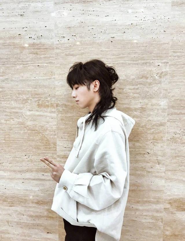 华晨宇扎起丸子头"娘娘"味十足,18岁的少女都没他娇嫩