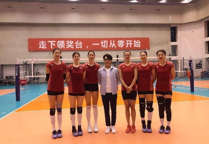 183靳东与2米袁心玥同框!老干部踮脚卖萌 小苹果侧身高半头了