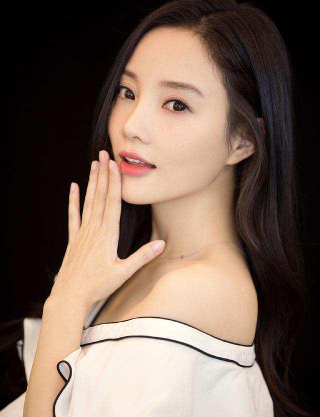 辣妈款的李小璐穿白色短裙, 透漏出迷人锁骨好唯美