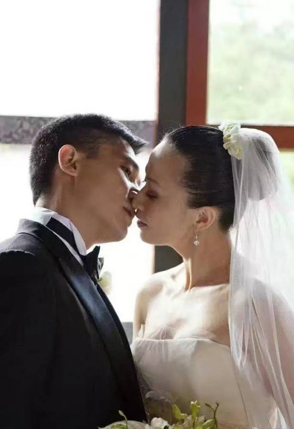 刘嘉玲梁朝伟结婚十周年,晒出昔日结婚旧照恩爱爆表