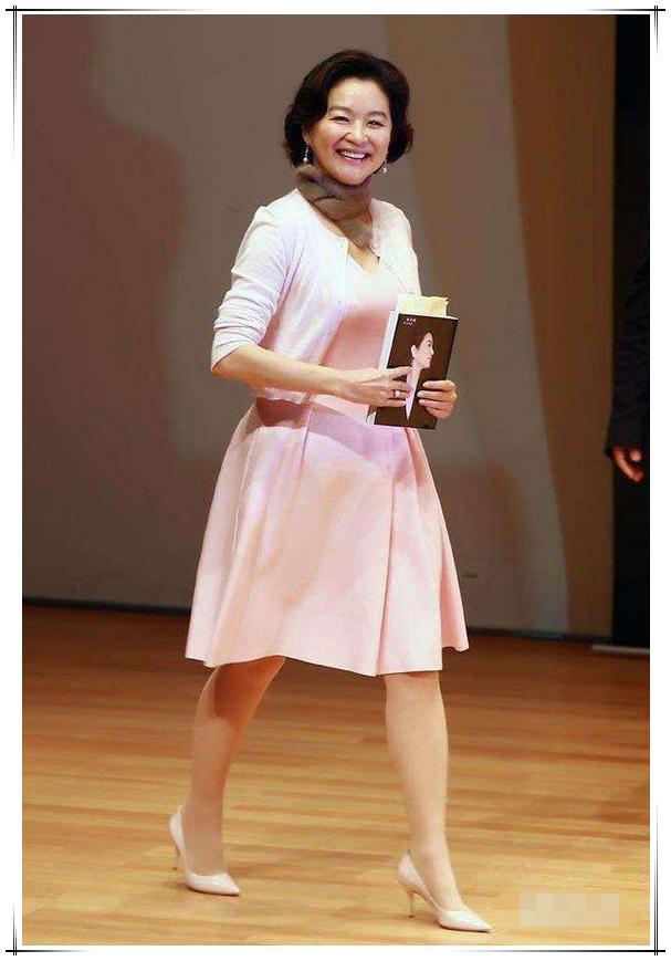 路人镜头下的林青霞,64岁气质优雅,网友:没打针的脸就是抗老!