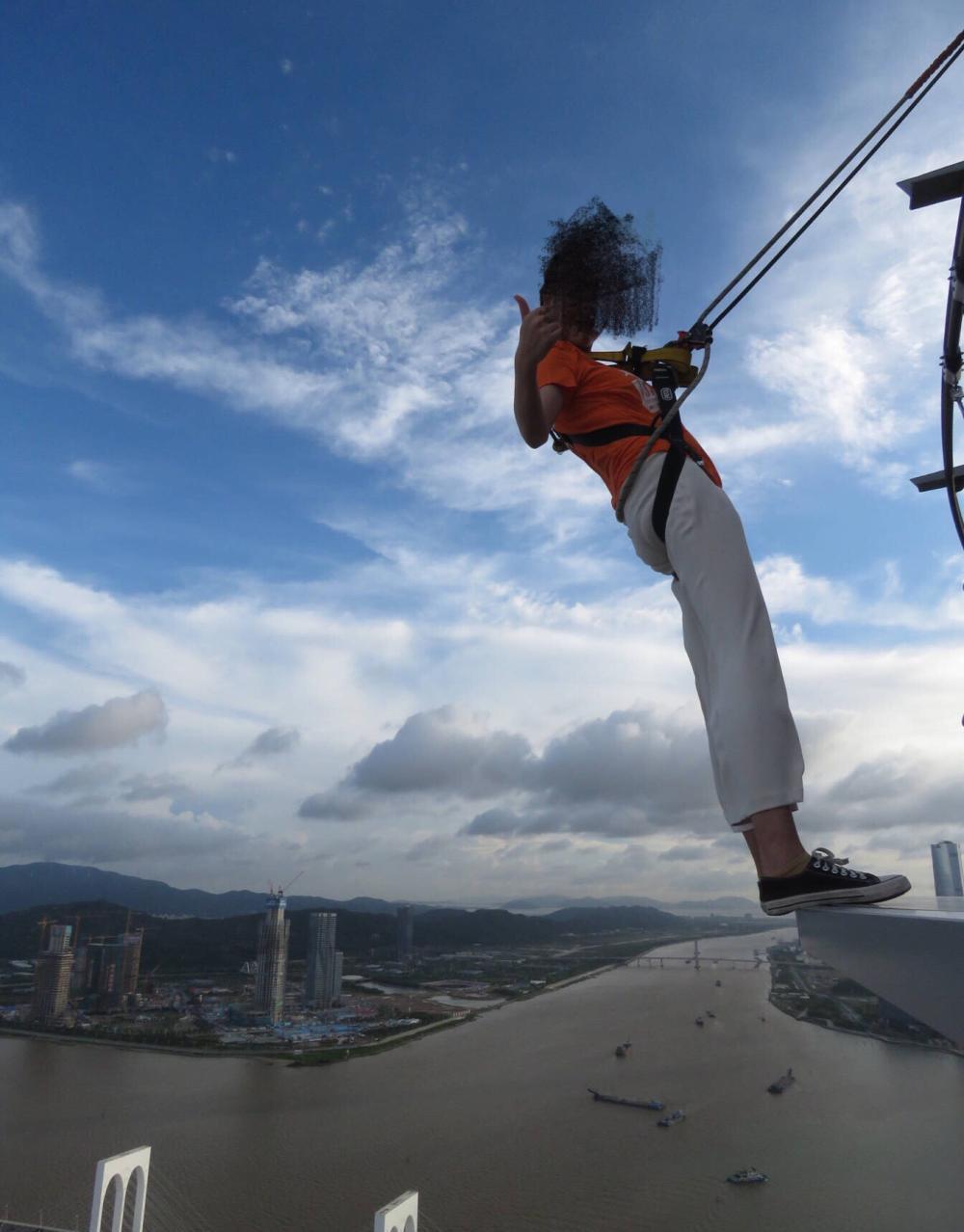 蹦极一次大概多少钱(蹦极对身体伤害性有多大)