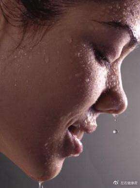 夏天体温高,身体需要散热,于是就会通过出汗这个途径.