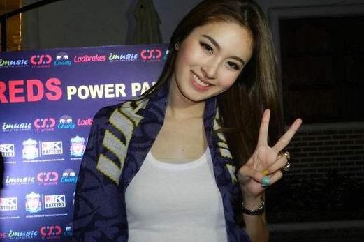 泰国第一伪娘,遇到国服第一"女装大佬",网友看傻了