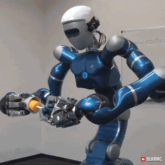 这个机器人为了上天,先学会了扫地擦桌子冲咖啡