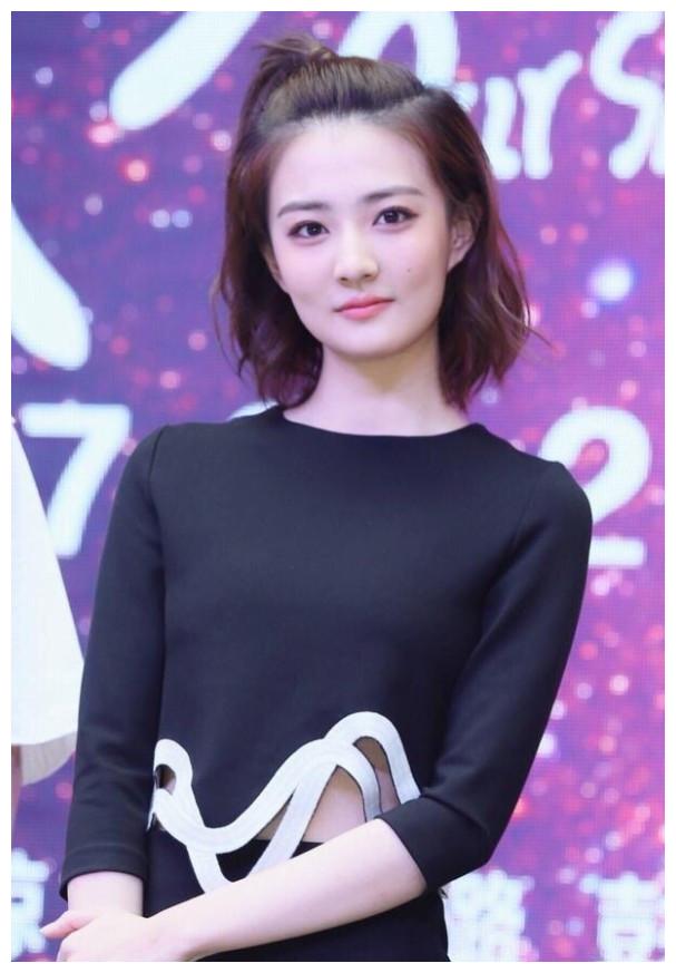 徐璐的衣服真特别,白色的衣摆像假的一样,难道是后期画上去的?