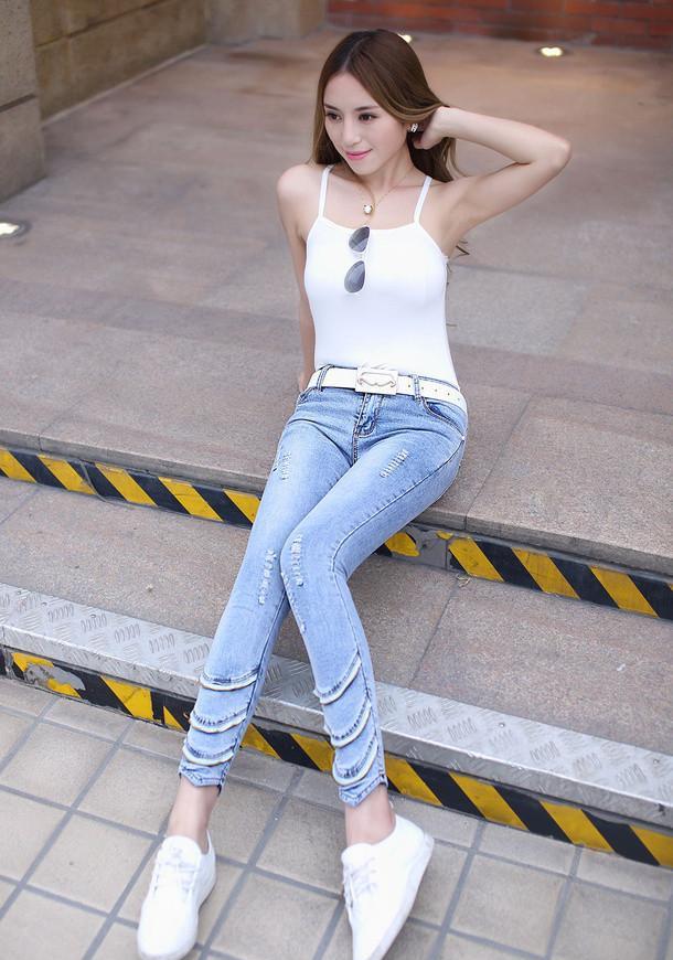 气质牛仔裤美眉高挑白嫩, 尽显时尚风采