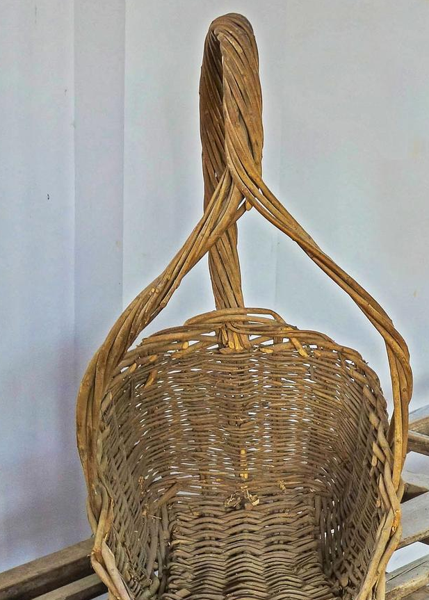 这东西南方人常用,俗称"粪箕子"就是农村老头拾粪用的用具,也可以装