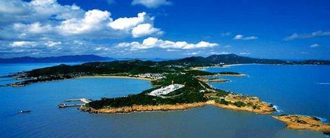 是四大佛教圣地之一,观世音菩萨的道场,呈狭长形的普陀山恰似一座仙岛