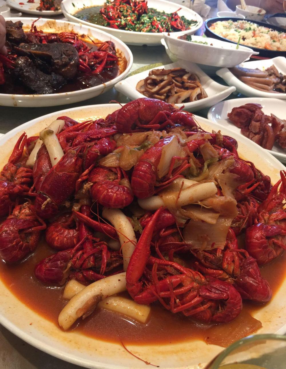 豪气老板请员工吃大餐, 花了大价钱感觉吃了一顿"假"饭