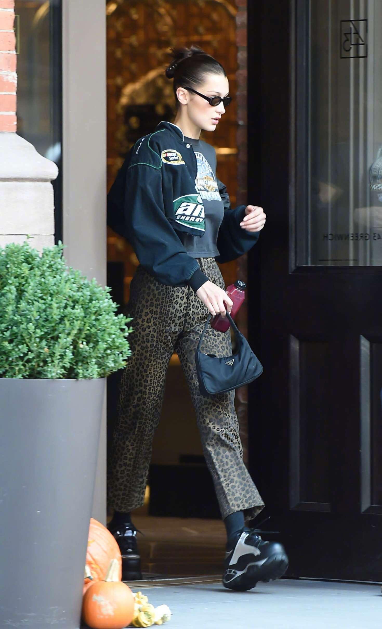 bella hadid 外出的街拍.脚穿的是buffalo london 运动鞋