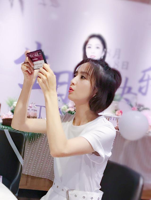 佟丽娅扎半丸子头庆生,穿白色look看起来像中学生,真的34岁啦?