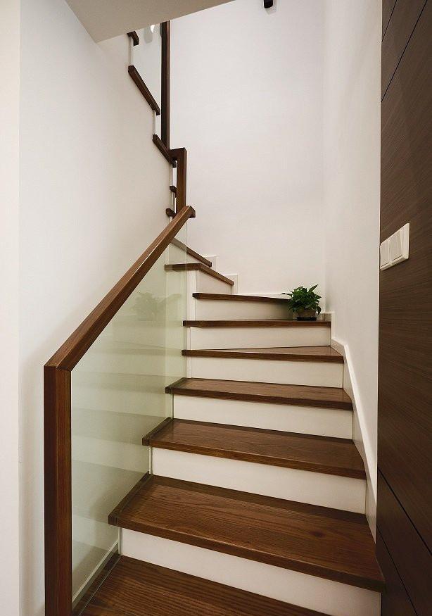 阁楼# #地板# #灯具# 实木地板的楼梯,在选择上肯定得是耐磨的.