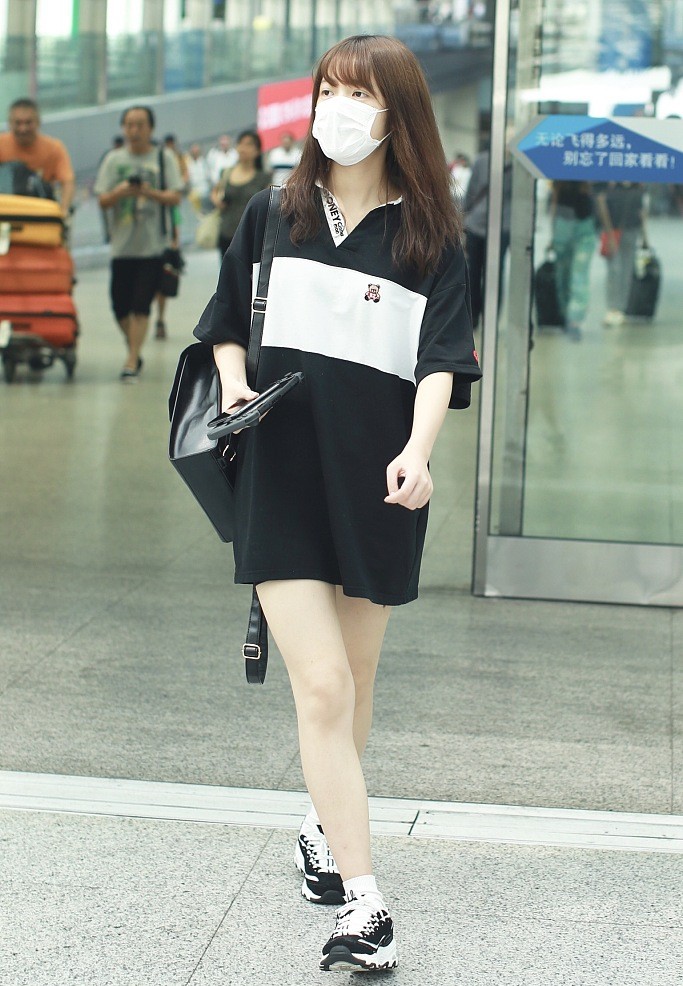 徐娇穿身长款t恤亮相机场秀身材长发飘飘展现少女气质