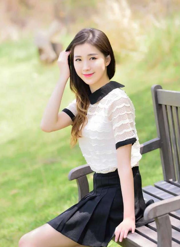 百褶裙青春有活力,连衣裙高雅大方,两种风格觉的前者更有气质