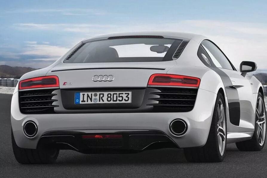 前宾利,后奥迪,车标两块磁铁,这款车很有个性!