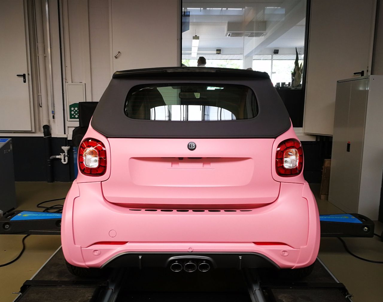 杭州有一台粉色smart,100多万,三根排气管很少见