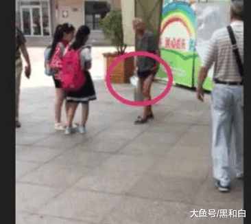老人当街露隐私部位, 2名女孩儿懵懂无知, 大