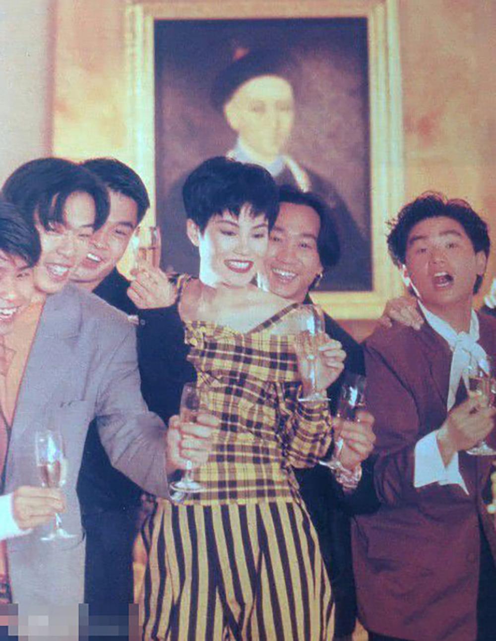 王菲与黄家驹合照罕见曝光, 看出两人关系超好, 还曾为王菲写歌