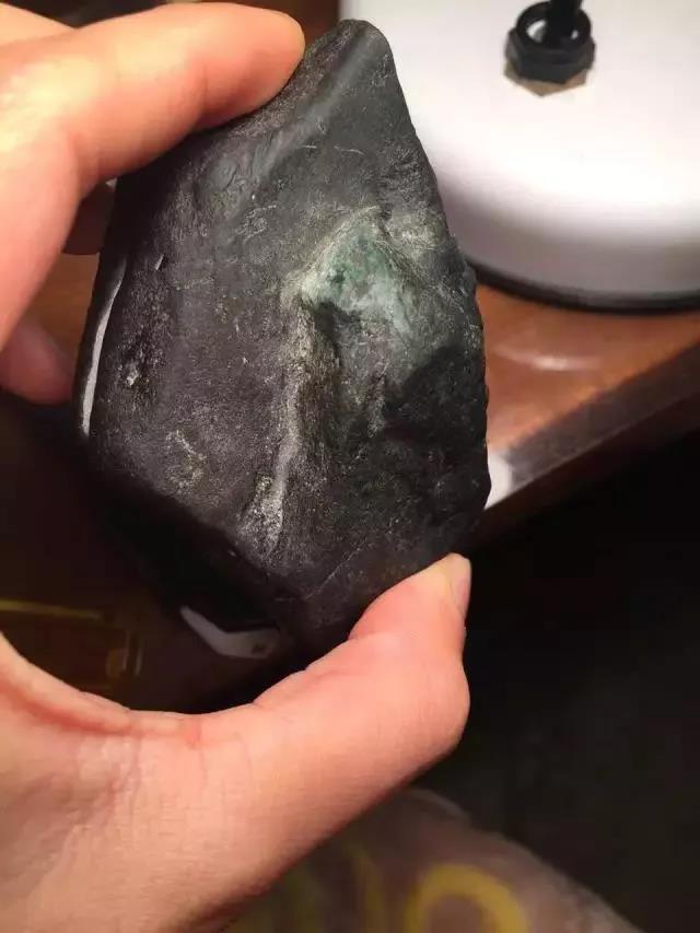 黑漆漆的翡翠原石切开后,惊呆全场!这是切出了什么?