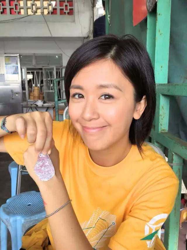 唐宁八岁出道,从小就是个美人胚子,在一次机缘巧合下进入娱乐圈,被誉