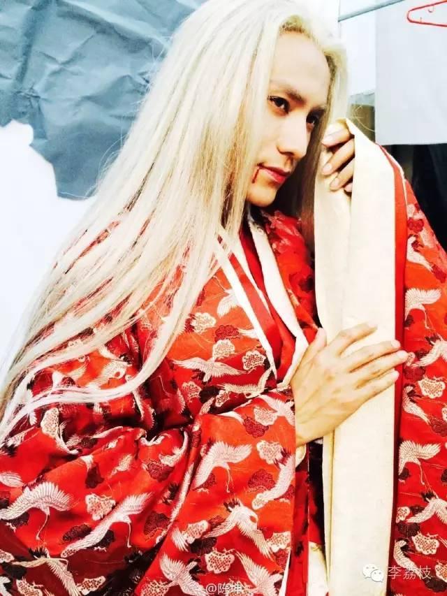 陈坤我觉得自己就是二次元人物喜欢用金闪闪视角看世界