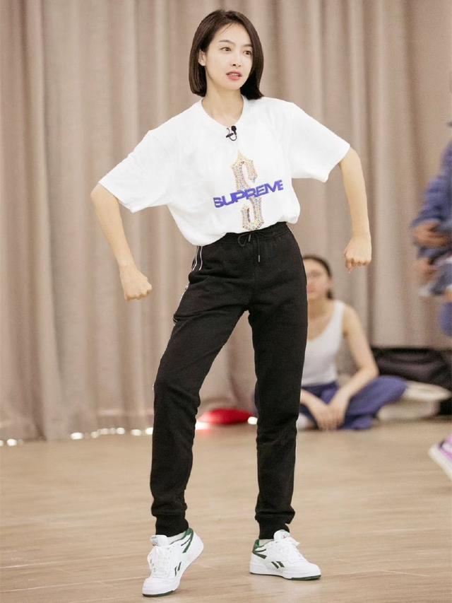 宋茜穿运动裤都这么好看,短发配伪素颜太清新!