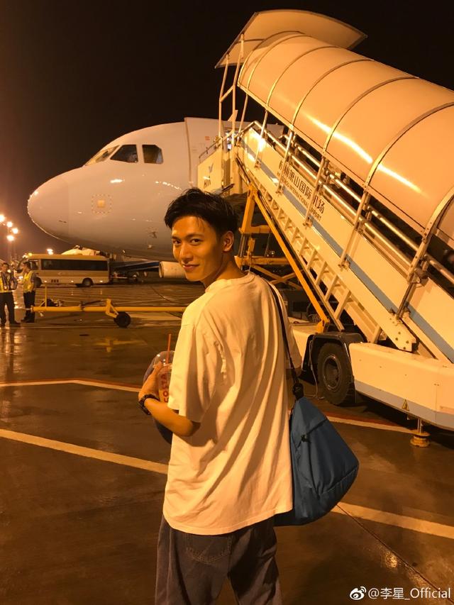 第二位凭腿出镜的男艺人是李星,一个男孩子的腿这么好看叫女生可怎么