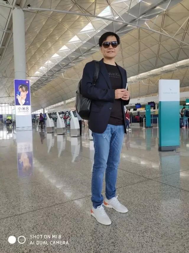 更合身的休闲西装,紧腿牛仔裤,流行单品小白鞋和飞行员墨镜,从土味it