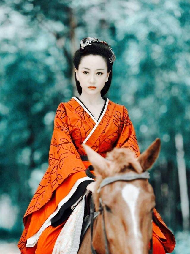 杨蓉是娱乐圈不可多得有貌有才的女星,凤囚凰女主定好了是她,临近拍摄