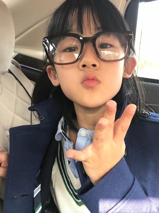 长腿贝儿戴眼镜,嘟嘴卖萌超可爱,小姑娘越来越美了