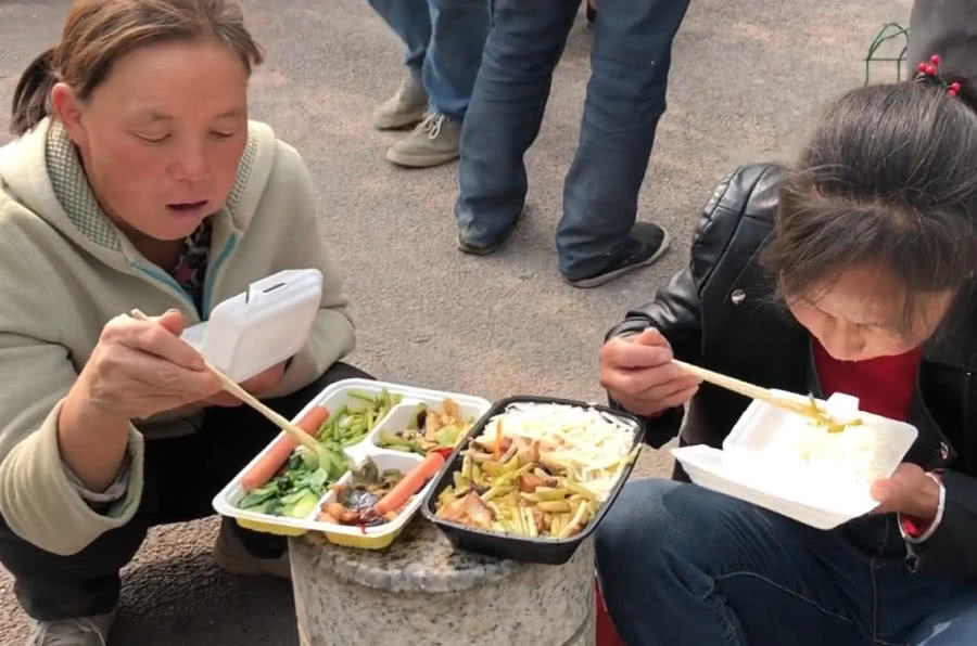 实拍路边清洁工阿姨吃午餐,一份盒饭5元管饱,看看里面都有什么