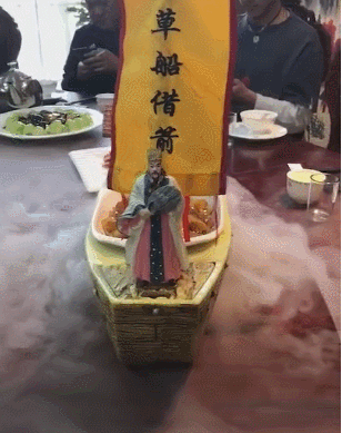 搞笑gif动图:兄弟,你这样就不要来地铁摸手了吧!