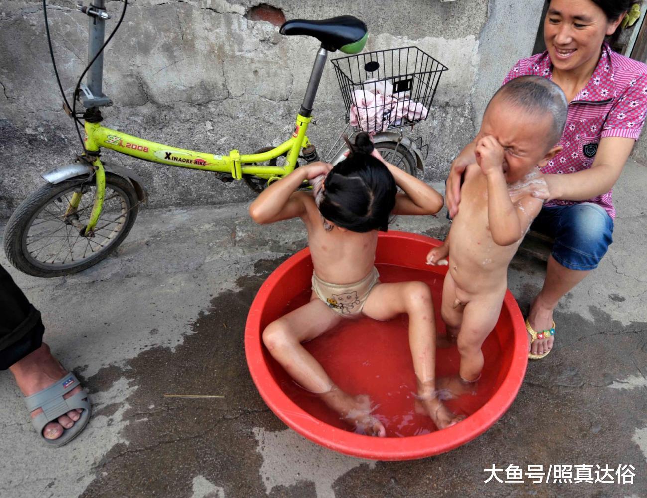 瞧,刚回到家中,就要给一身泥污的孩子洗澡,劣质的洗发水流进孩子的