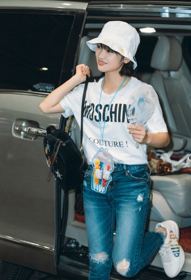 沈月这套装备也是醉了,手里拿着扇子和挂着吊牌,像组团旅游的