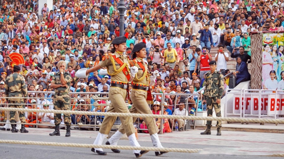 印巴边境降旗仪式滑稽有趣,巴铁兵哥帅到让美女流口水