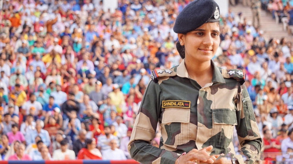 值得一提的是巴铁一侧男兵超帅,印度这侧的女兵颜之比较高,巴基斯坦那