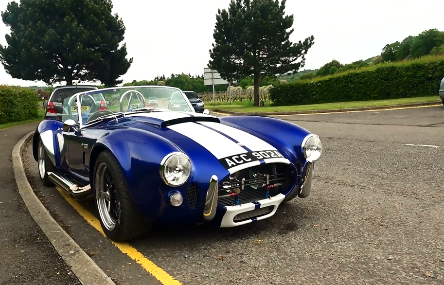 迷朋友应该不难看出来,这台跑车是早期的谢尔比神车车型,shelby cobra