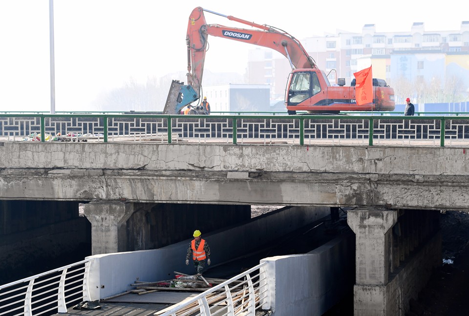 长春东大桥正式开拆近距离感受什么是静力拆除