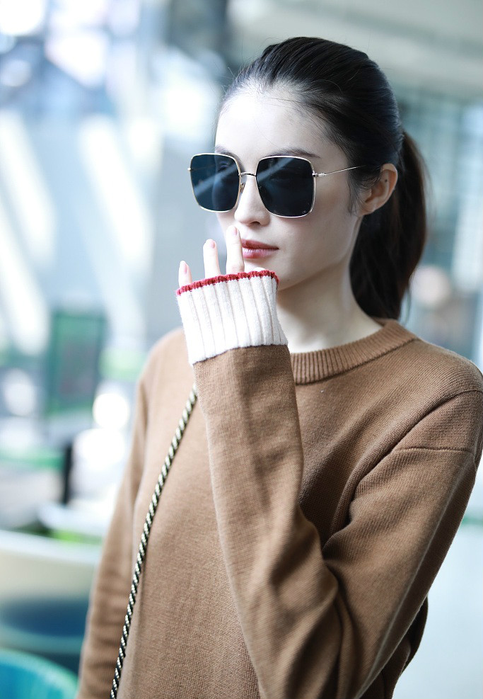 何仙姑何穗现身机场 身穿卡其色风衣气场强大温暖笑容治愈人心