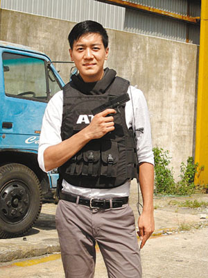 其中一位幕后觉得他貌似已故歌手陈百强,黎诺懿便由此进入了tvb.