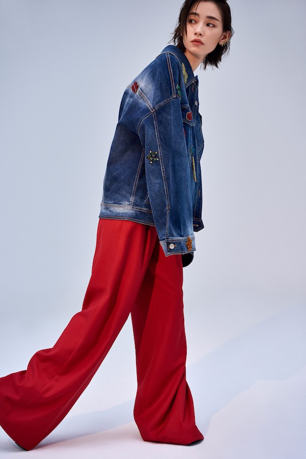 刘雅瑟时尚大片曝光 红蓝撞色玩转复古风