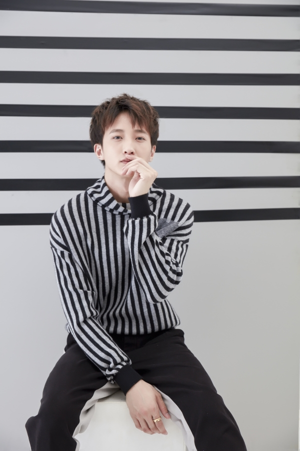 贾司特时尚写真大片曝光 风格百变魅力尽显