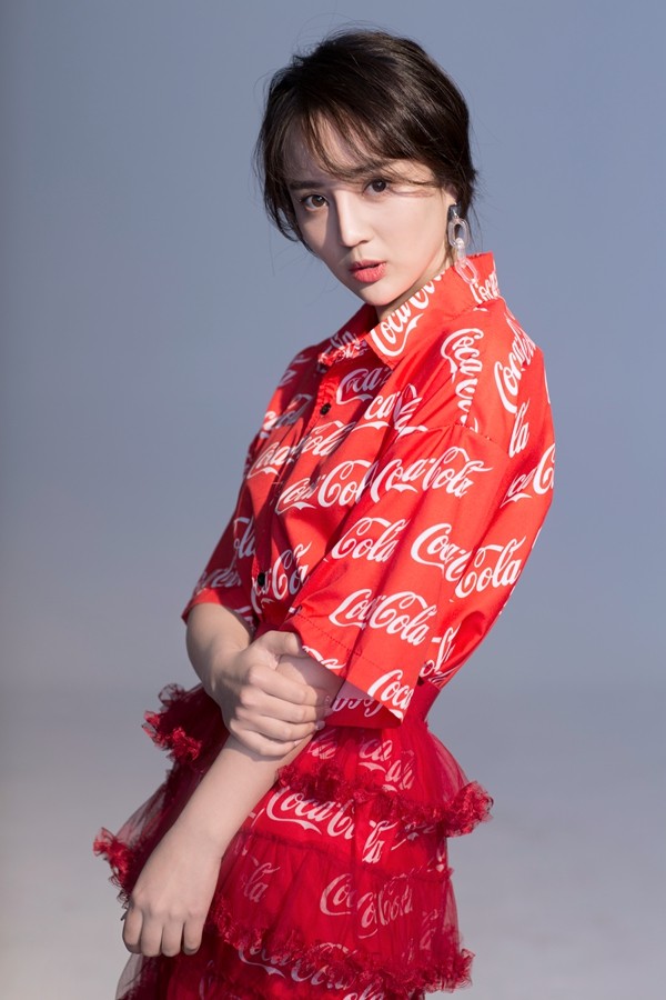 孟子叶《极速青春》热情奔放 新写真彰显"火红系女孩"独特气质